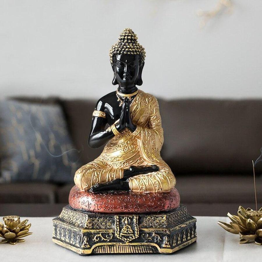 Vue de profil d'une statue Bouddha dorée Anjali-Mudra