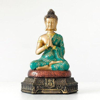 Détail du visage serein d'un Bouddha Anjali-Mudra doré