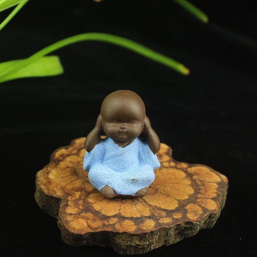 Statuette de moine, céramique, mains sur les oreilles