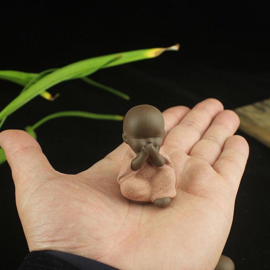 Statuette de moine en céramique, mains cachant les yeux