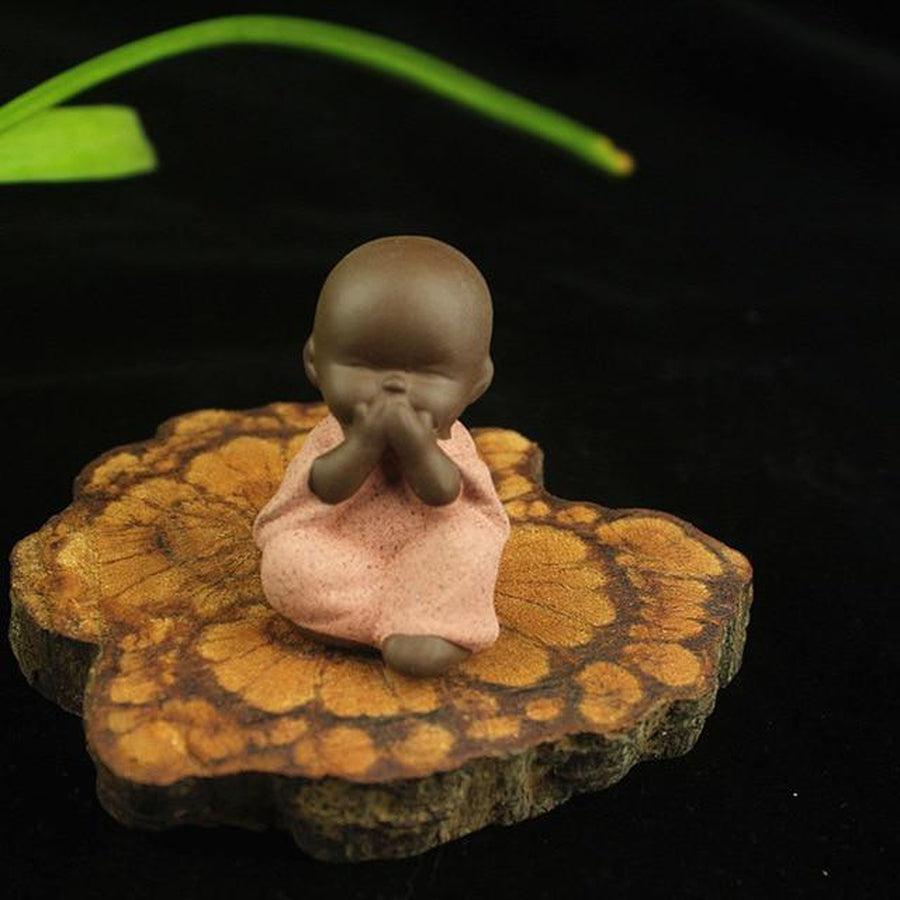Moine bouddhiste en méditation, céramique, vue rapprochée