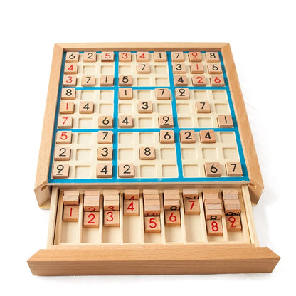 Coffret de sudoku en bois bleu fermé sur une table