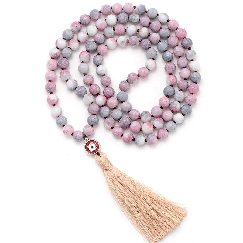 Détail des perles de rhodonite givrée sur le mala