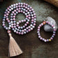 Bracelet en rhodonite givrée posé à côté du mala