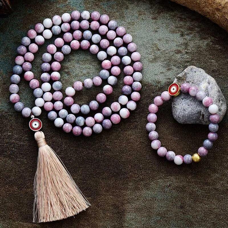 Bracelet en rhodonite givrée posé à côté du mala