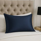 Taie d'oreiller en soie bleu marine sur lit