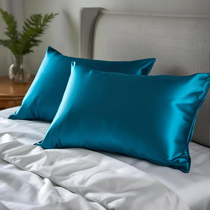 Taie d'oreiller bleu paon en soie sur fond neutre