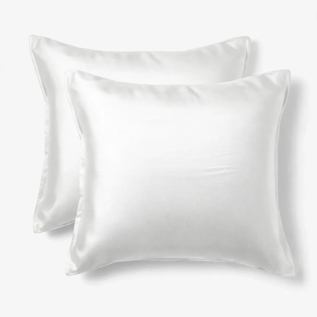 Gros plan sur la texture douce d'une taie en soie blanche