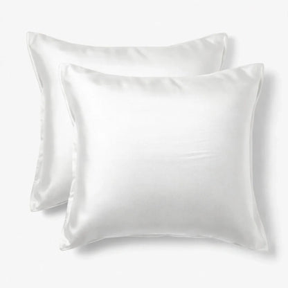 Gros plan sur la texture douce d'une taie en soie blanche