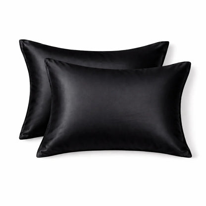 Taie d'oreiller noire élégante sur lit moderne