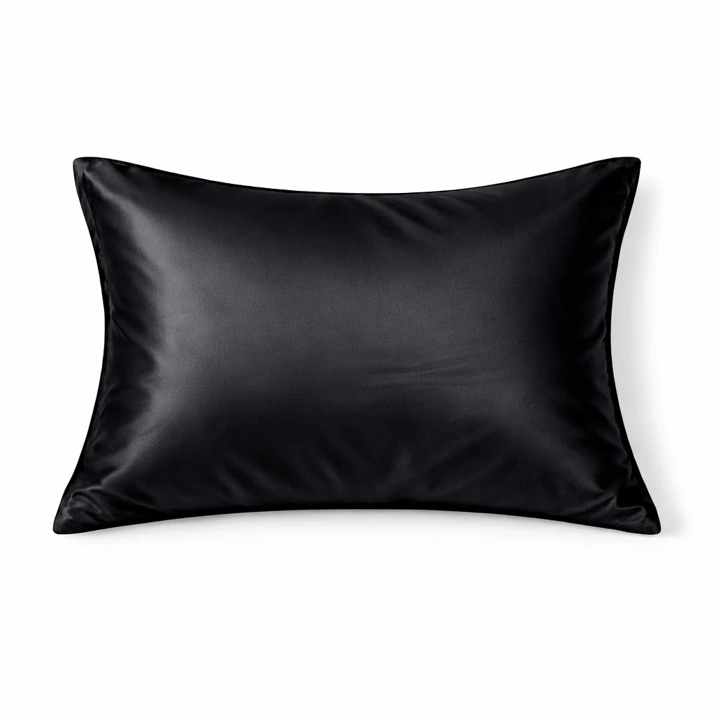 Taie d'oreiller noire en soie sur fond blanc