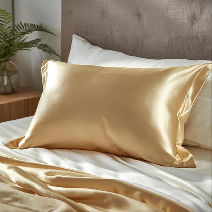 Taie d'oreiller en soie dorée, texture satinée