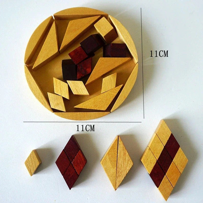 Vue rapprochée d'un tangram en bois, pièces bicolores