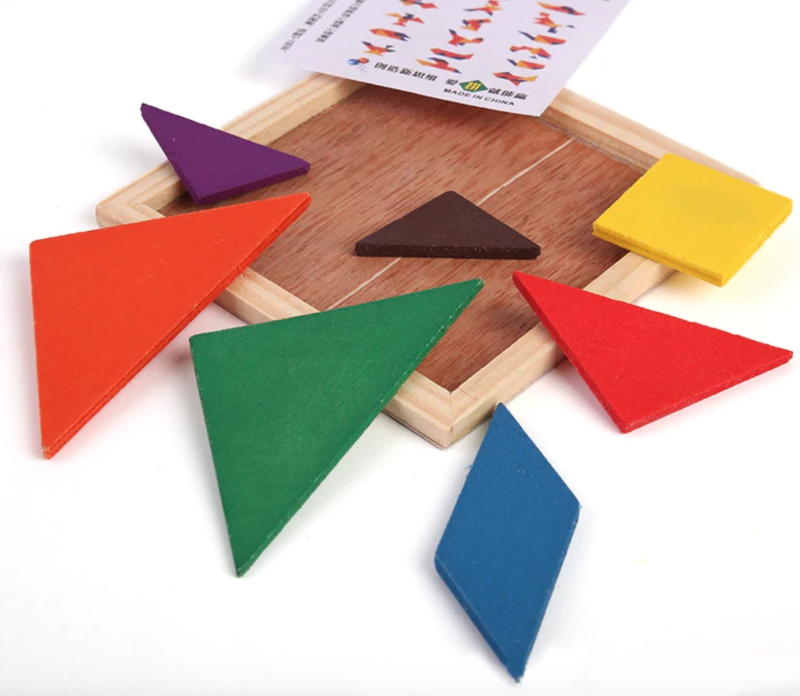 Différentes formes créées avec un tangram coloré