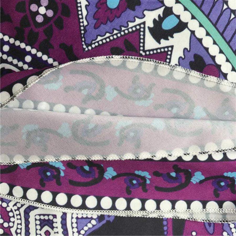 Tapis mandala enroulé, montrant sa légèreté et portabilité