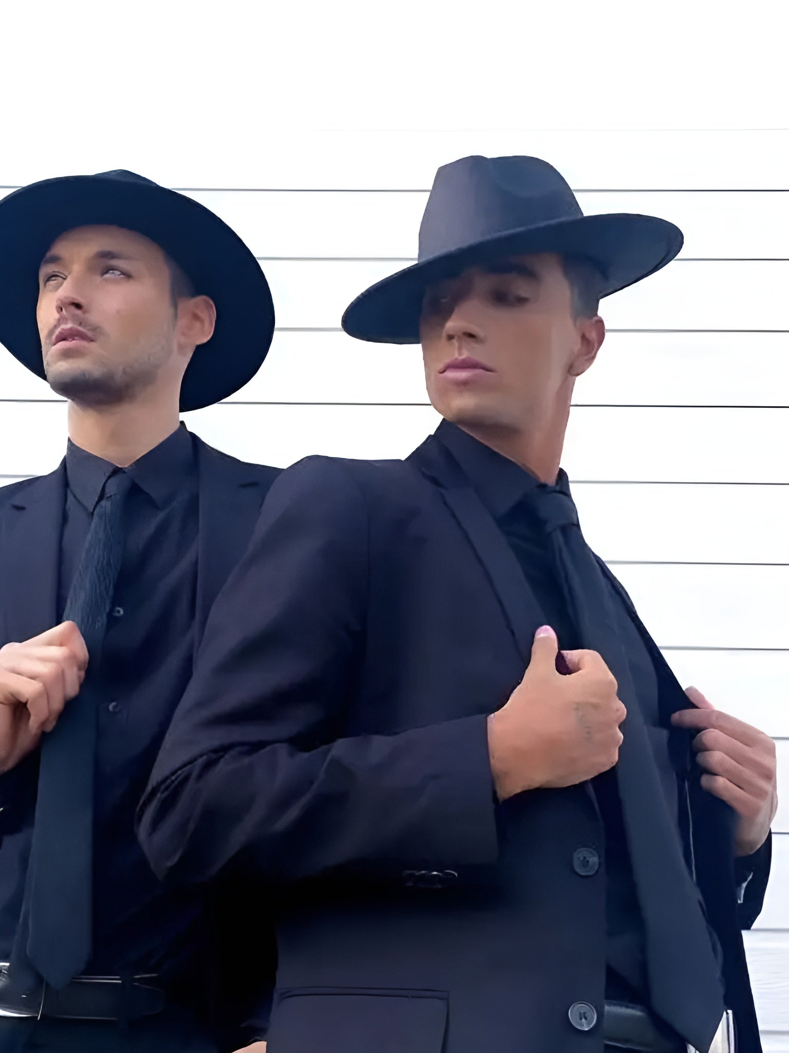 Gros plan sur le bord d'un chapeau Fedora en tissu