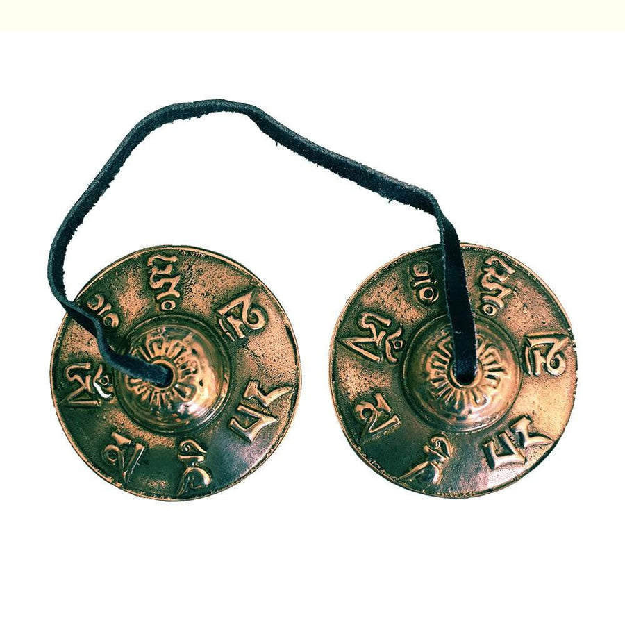 Cymbales tibétaines posées avec leurs symboles visibles