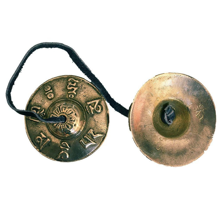 Cymbales tibétaines avec symboles bouddhistes gravés en gros plan
