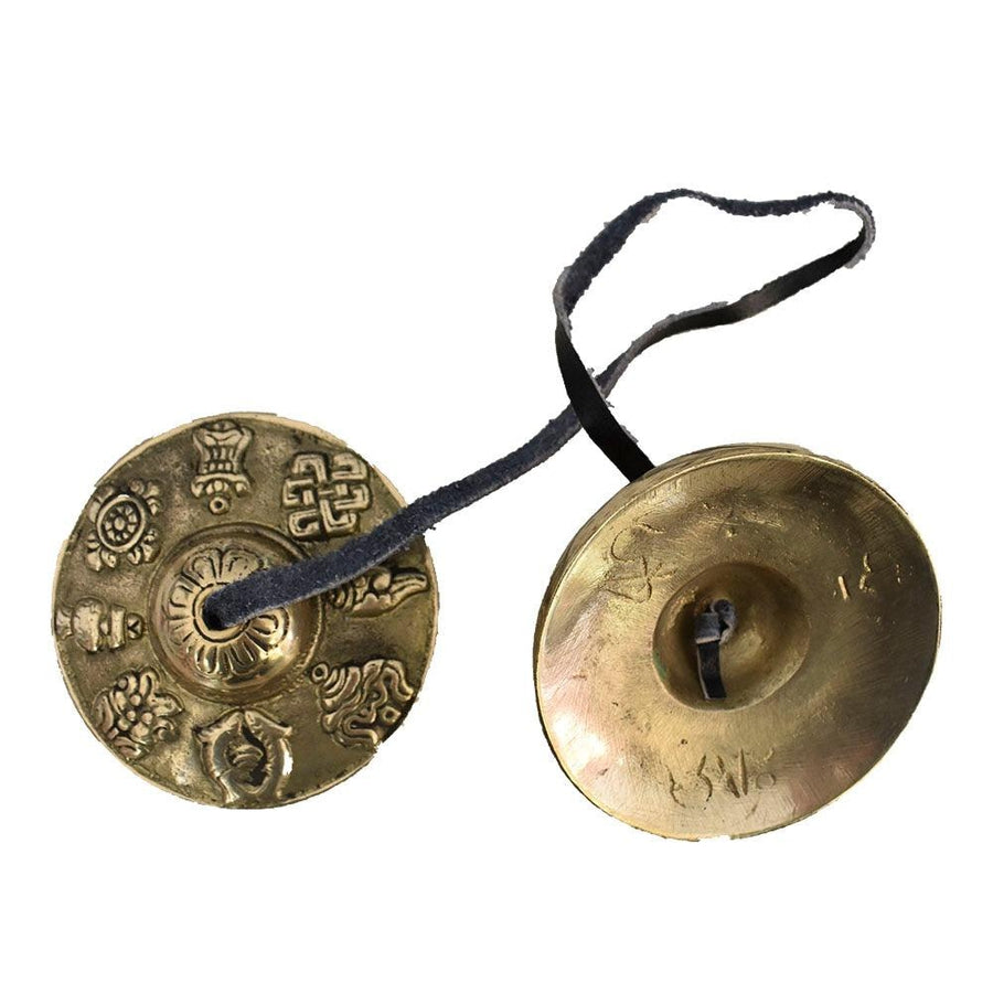 Détail des motifs bouddhistes sur les cymbales de méditation