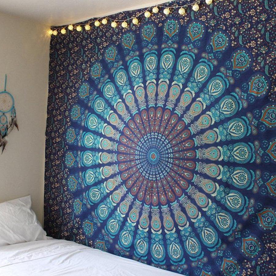 Tapisserie mandala colorée accrochée sur un mur blanc