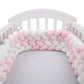 Tour de lit installé autour d'un lit bébé