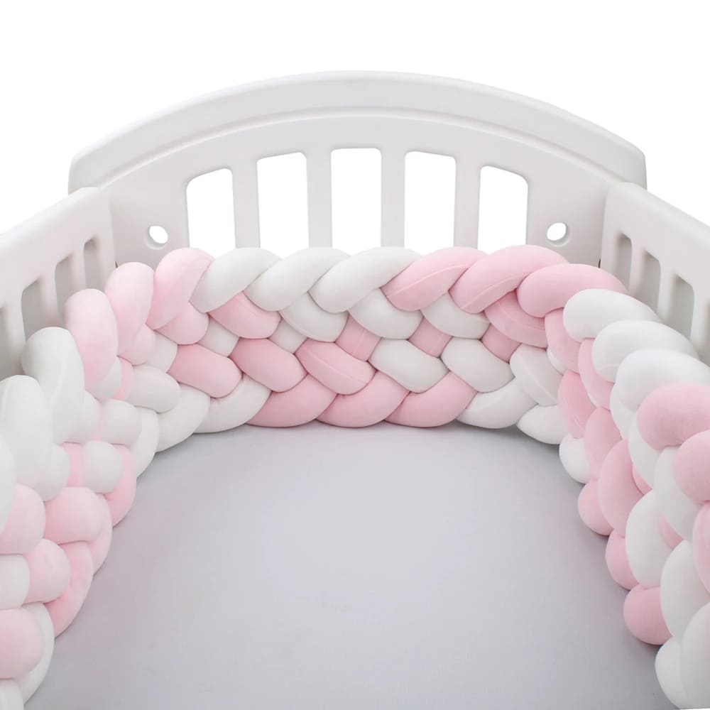 Tour de lit installé autour d'un lit bébé