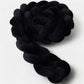 Tresse de lit noire en coton effet velours sur un lit adulte