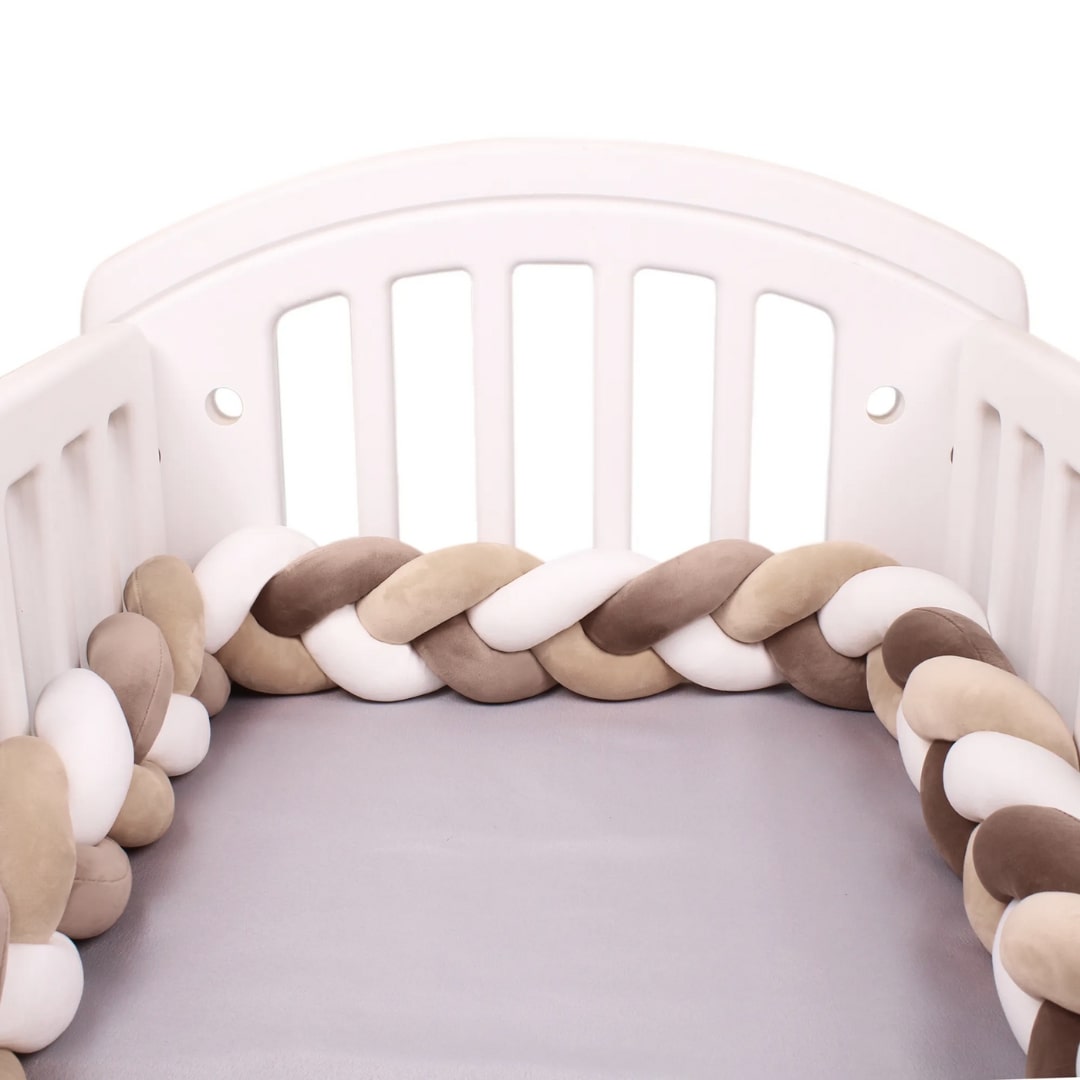 Tresse de lit en coton autour d'un berceau blanc