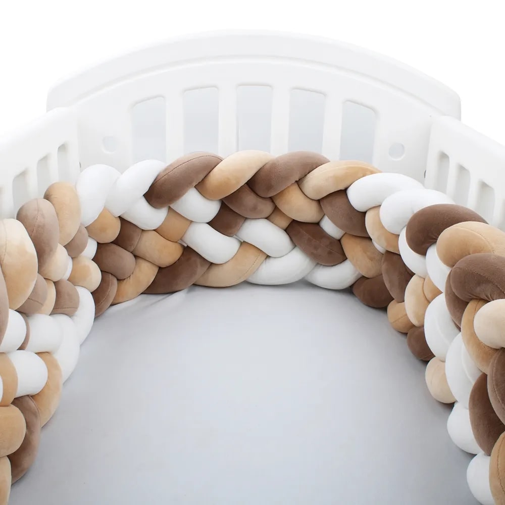 Chambre de bébé avec tresse de lit protectrice colorée