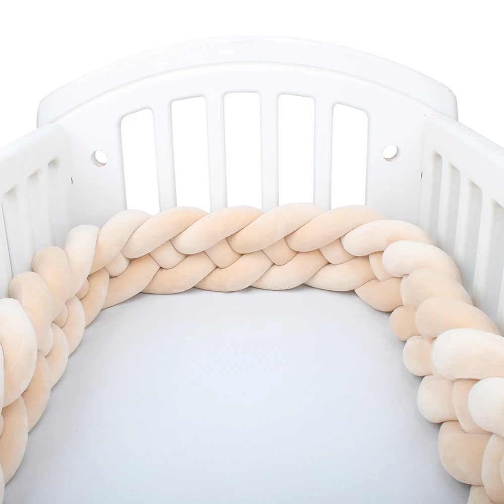 Vue latérale de la tresse beige installée sur un lit