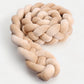 Tresse de lit beige ajoutant une touche décorative