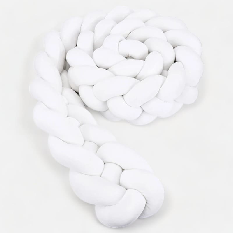 Tresse de lit blanche installée autour d'un berceau