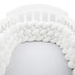 Détail du tissu velours d'une tresse de lit blanche