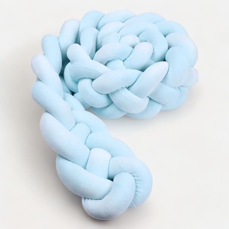 Tresse de lit bleu installée autour d'un berceau