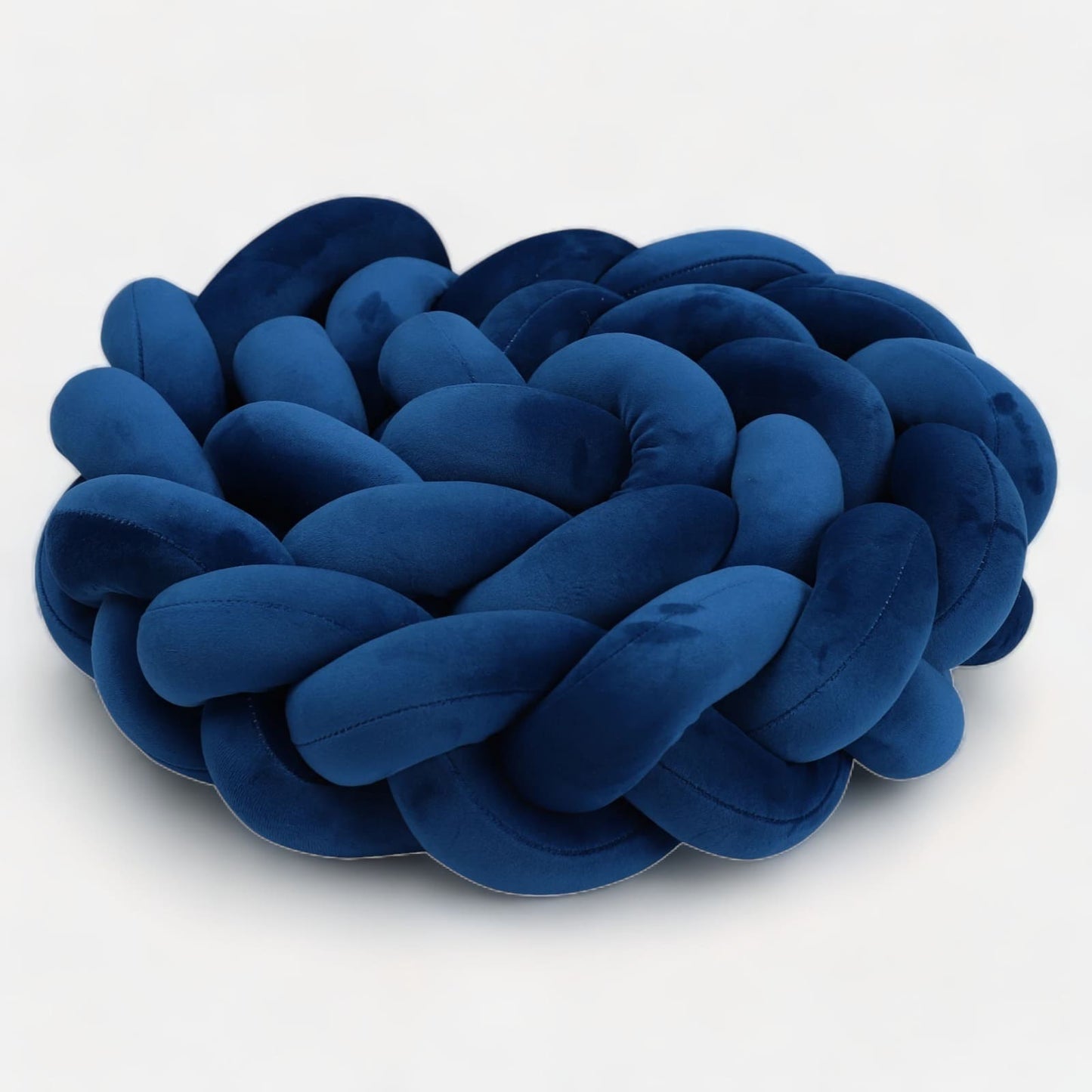 Tresse de lit bleu posée sur un lit de bébé