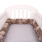 Tresse de lit marron en coton doux sur lit bébé