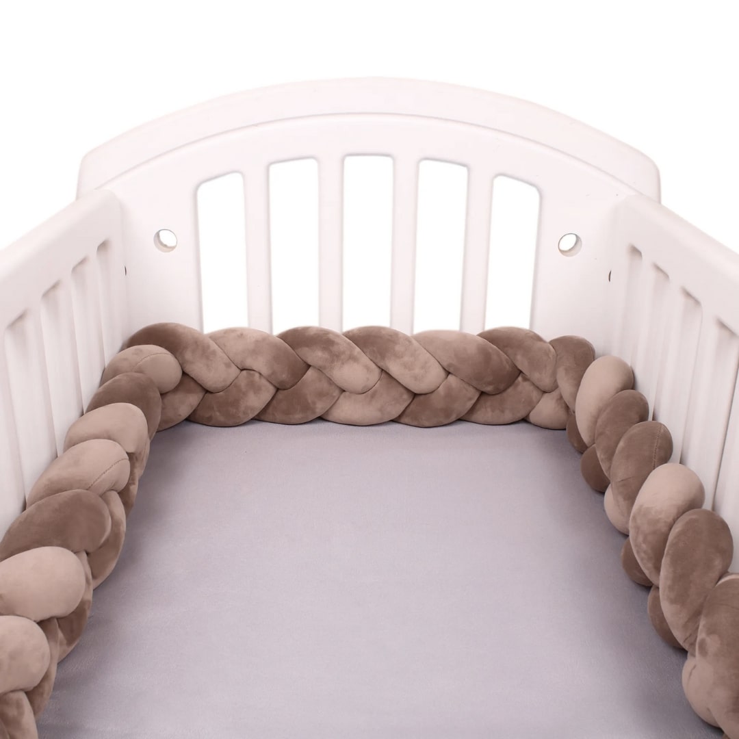 Tresse de lit marron en coton doux sur lit bébé