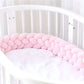 Tresse de lit rose installée autour d'un berceau