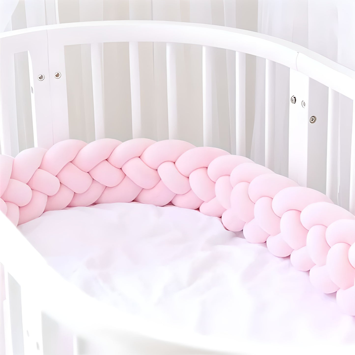 Tresse de lit rose installée autour d'un berceau