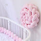 Tresse de lit rose en coton doux sur un lit bébé