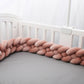 Tresse de lit terracotta apportant chaleur à la chambre