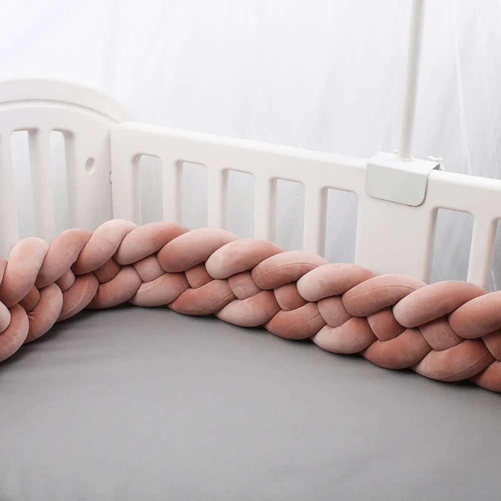 Tresse de lit terracotta apportant chaleur à la chambre
