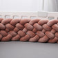 Vue rapprochée de la tresse de lit terracotta en coton