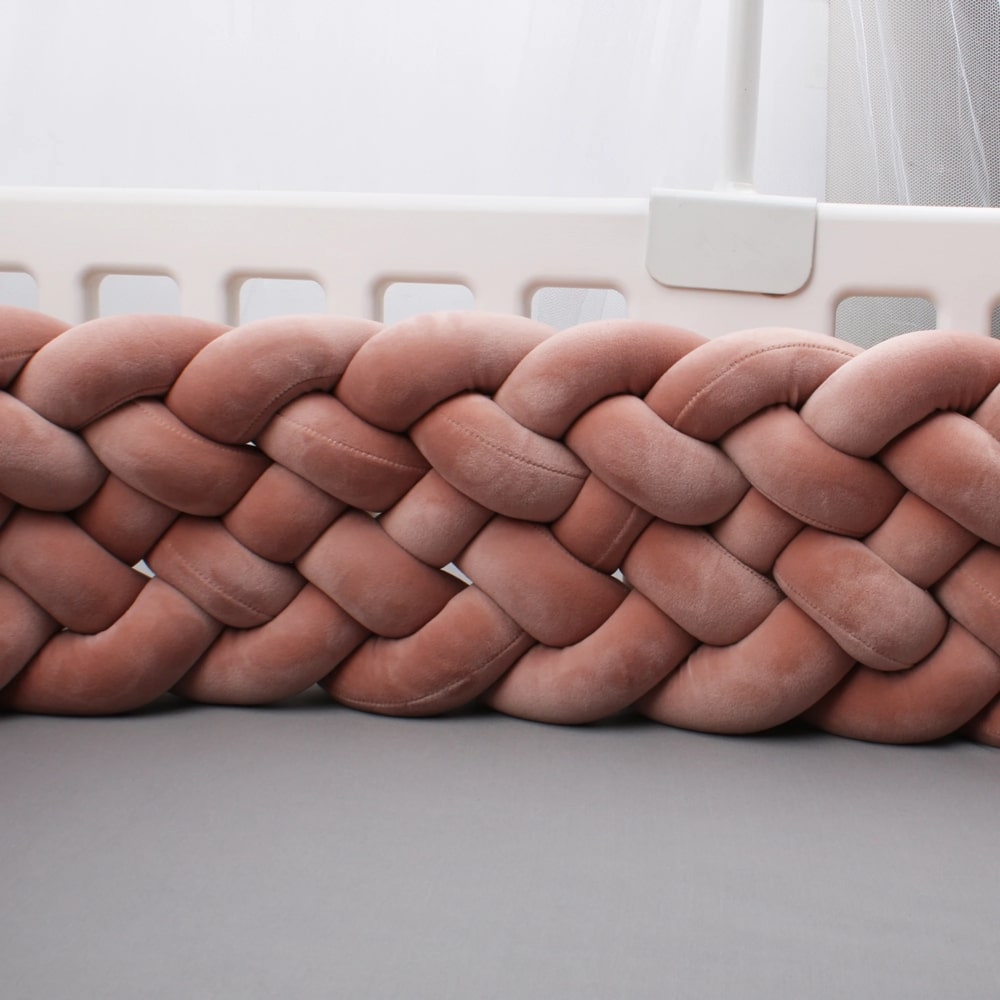 Vue rapprochée de la tresse de lit terracotta en coton