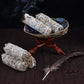 Gros plan sur un bâton de sauge blanche ficelé à la main