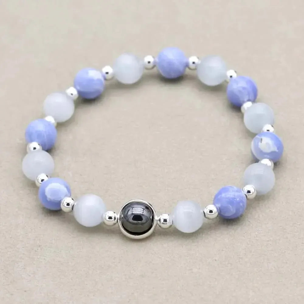 Gros plan sur les perles d'Agate violette et Opale blanche