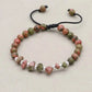 Bracelets avec perles de différentes tailles et couleurs naturelles