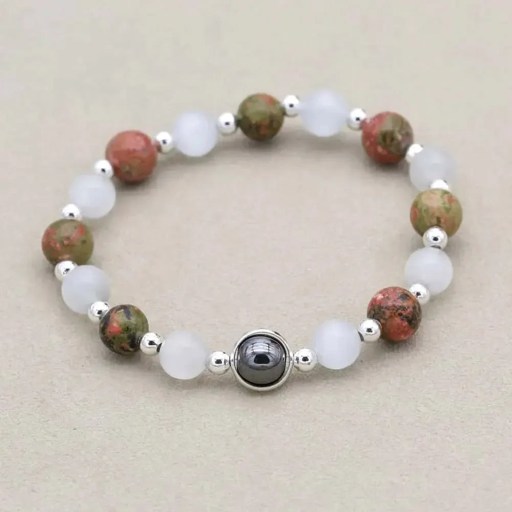 Vue rapprochée des bracelets montrant l'éclat de l'Hématite