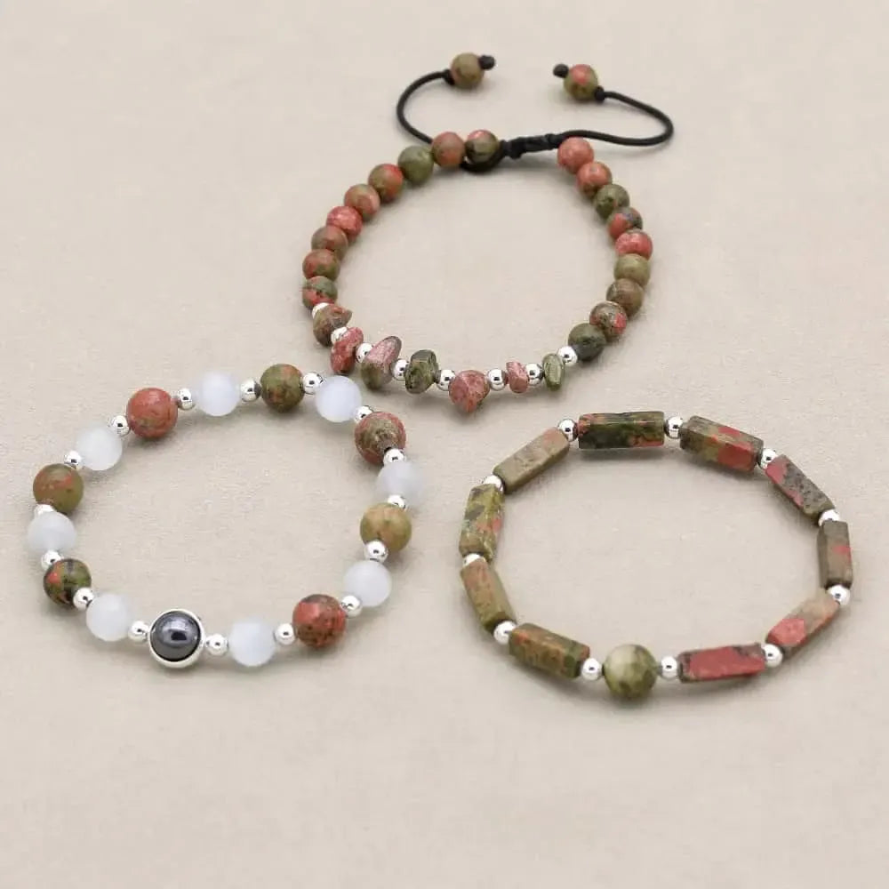 Ensemble de bracelets sur surface claire, montrant leur harmonie