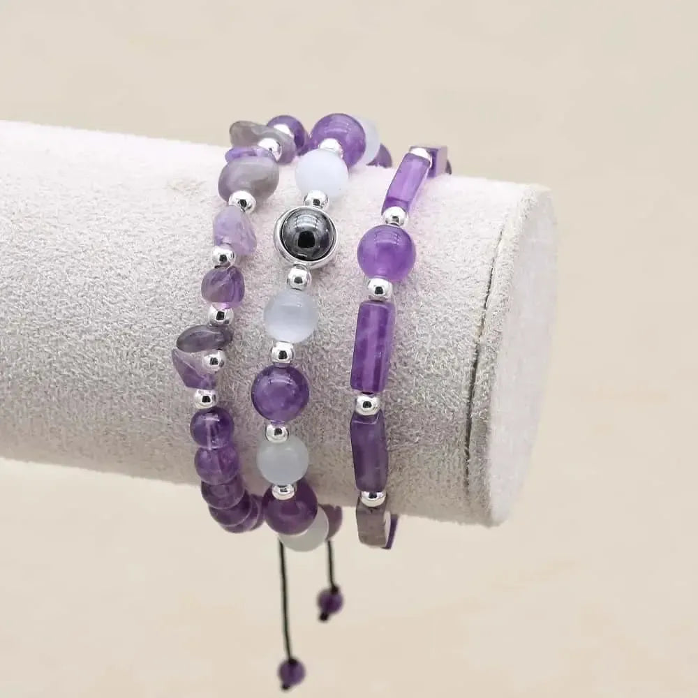Trio de bracelets en améthyste, opale et hématite sur fond blanc